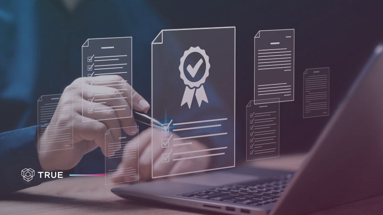 Att kontrollera om ett intyg är äkta: en person vid en laptop med ett verifierat intyg och checklistor som överlägg
